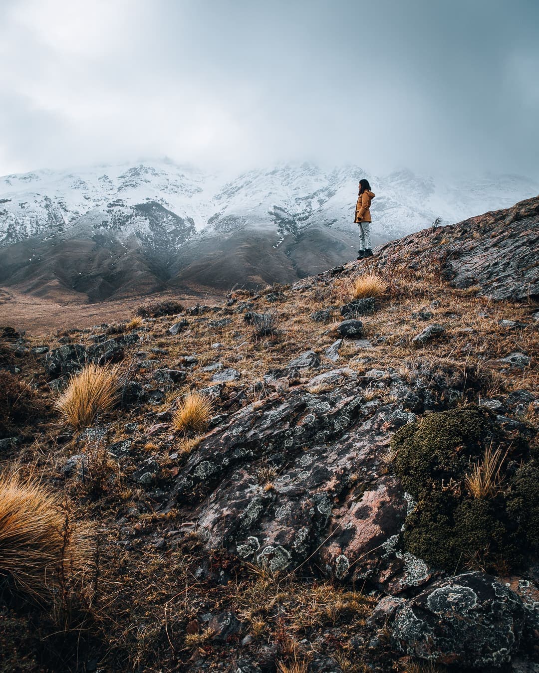 Caminante frente a montañas nevadas